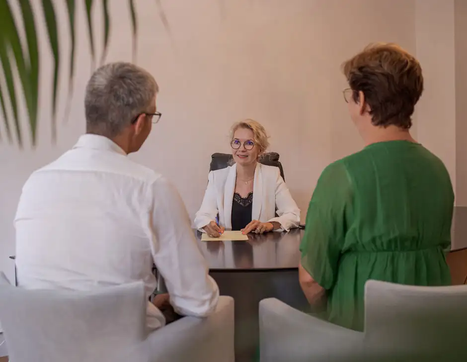 Couple en divorce chez un avocat